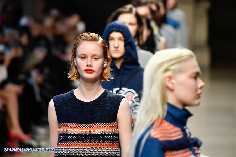 Modelos presentan creaciones de Cynthia&Xiao, una marca de dise?ador de Hong Kong, durante la semana de la moda Lista-Para-Usarse Oto?o/Invierno 2017 en París, Francia, el 28 de febrero de 2017. (Xinhua/Chen Yichen)