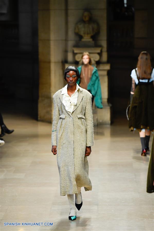 Modelos presentan creaciones de id, una marca de dise?ador de Hong Kong, durante la semana de la moda Lista-Para-Usarse Oto?o/Invierno 2017 en París, Francia, el 28 de febrero de 2017. (Xinhua/Chen Yichen)