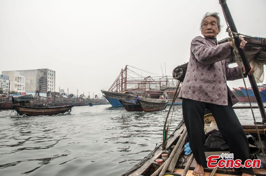 Barquera de 80 a?os sigue remando en Guangxi Zhuang