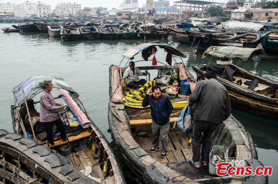 Barquera de 80 a?os sigue remando en Guangxi Zhuang