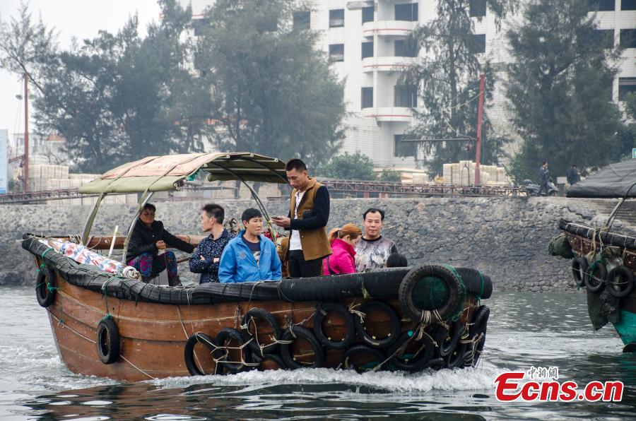 Barquera de 80 a?os sigue remando en Guangxi Zhuang