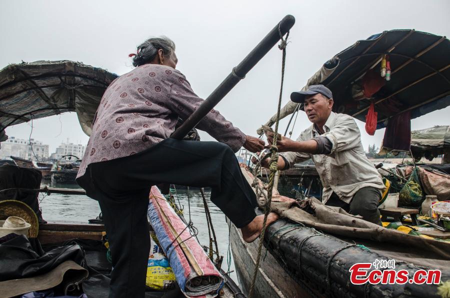 Barquera de 80 a?os sigue remando en Guangxi Zhuang