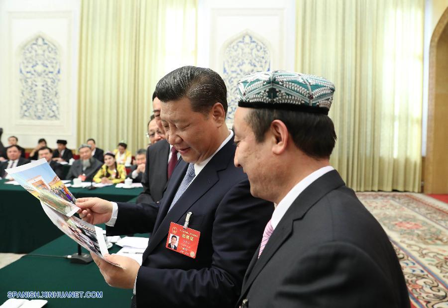 Presidente chino pide construcción de una "gran muralla de hierro" para estabilidad social en Xinjiang