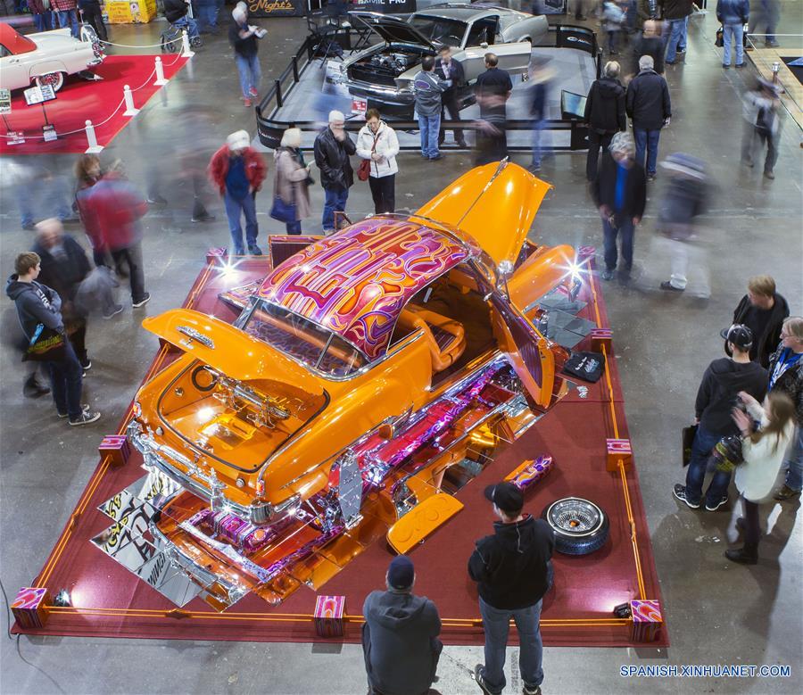 Personas recorren la tercera edición de la Exhibición de Automóviles Personalizados y Automovilismo Motorama Toronto, en la ciudad de Toronto, Canadá, el 11 de marzo de 2017. De acuerdo con información de la prensa local, la exhibición Motorama Toronto se celebra del 10 al 12 de marzo este a?o, y se muestran al público cientos de automóviles modificados y vehículos de carreras. (Xinhua/Zou Zheng)