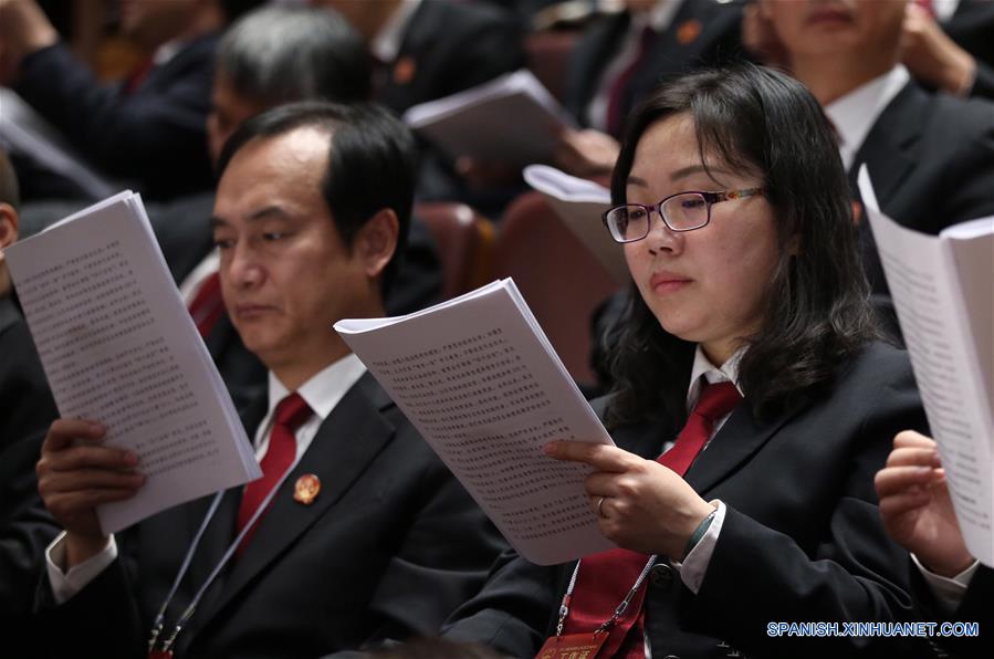 Los miembros del personal de la Tribunal Popular Supremo asisten a la tercera sesión plenaria de la quinta sesión del 12o Congreso Nacional del Pueblo en el Gran Salón del Pueblo en Beijing, capital de China, el 12 de marzo de 2017. (Xinhua/Jin Liwang)