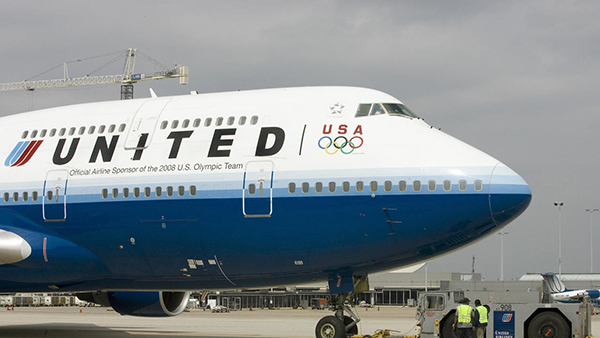 United Airlines prohíbe embarcar a tres pasajeras en “pa?os menores”