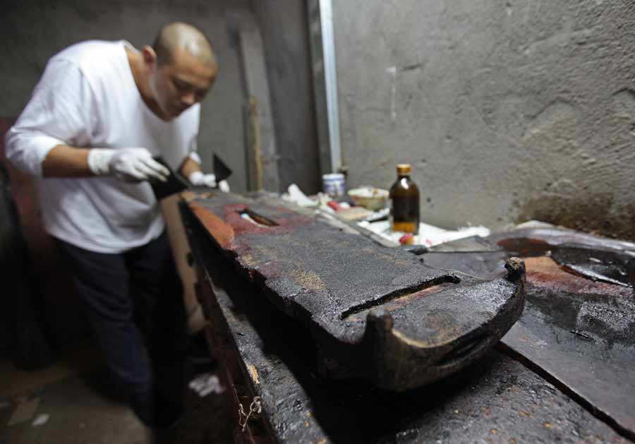 Fabricante de guqin muestra el arte y la precisión en la producción del instrumento