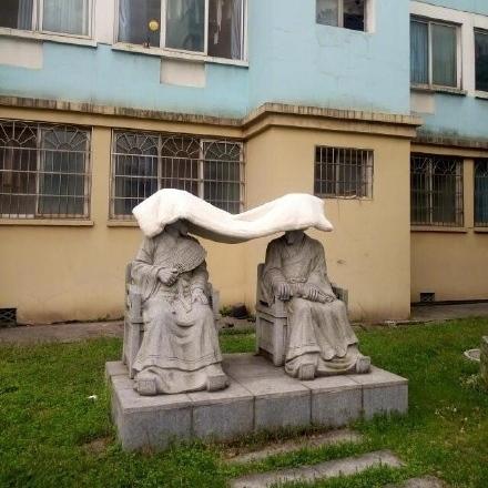 Estudiantes universitarios “abrigan” a las estatuas del campus