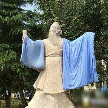 Estudiantes universitarios “abrigan” a las estatuas del campus