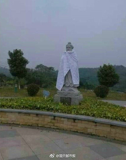 Estudiantes universitarios “abrigan” a las estatuas del campus