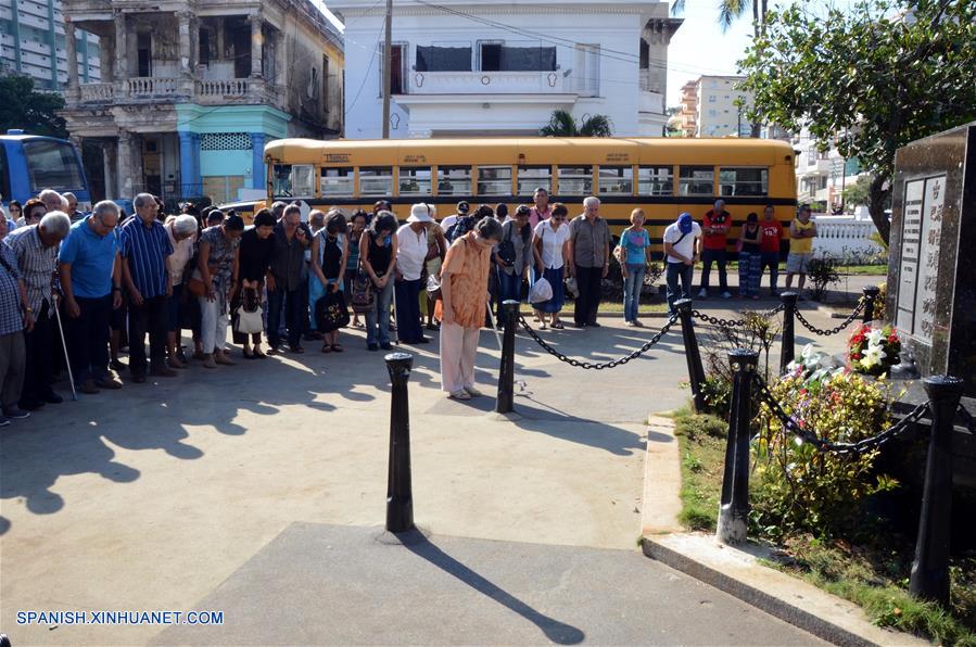  Miembros de la comunidad china en Cuba participan durante las celebraciones del Festival de Qingming frente al Monumento al soldado chino en La Habana, Cuba, el 2 de abril de 2017. De acuerdo con información de la prensa local, el Monumento al soldado chino fue erigido a la memoria de los chinos que combatieron por la independencia de Cuba. El Festival de Qingming, también conocido como Día de Limpieza de Tumbas, celebrado en China, es el equivalente al Día de los Muertos en otros países. (Xinhua/Joaquín Hernández)