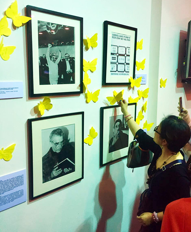 La obra del colombiano Gabriel García Márquez sigue atrayendo a millones de lectores chinos. Durante la inauguración de la exposición, sus lectores y admiradores le “enviaron” mensajes escritos en mariposas amarillas, su color favorito y primordial. (Foto: YAC)