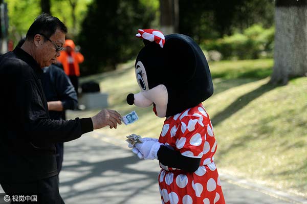 Anciana de 72 a?os se disfraza de Minnie Mouse para pagar facturas médicas