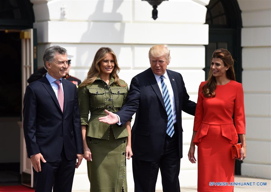  WASHINGTON D.C., abril 27, 2017 (Xinhua) -- El presidente estadounidense, Donald Trump (2-d), y la primera dama Melania Trump (2-i), reciben al presidente de Argentina, Mauricio Macri (i), y la primera dama argentina, Juliana Awada (d), en la Casa Blanca, en Washington D.C., Estados Unidos de América, el 27 de abril de 2017. (Xinhua/Yin Bogu)