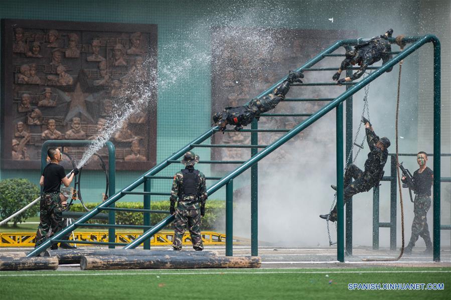 Día abierto de cuarteles del EPL, en Macao