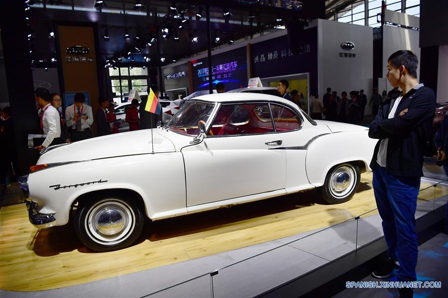 Un visitante observa un automóvil antiguo en un Salón del Automóvil, en Xi'an, capital de la provincia de Shaanxi, en el noroeste de China, el 28 de abril de 2017. (Xinhua/Shao Rui) 