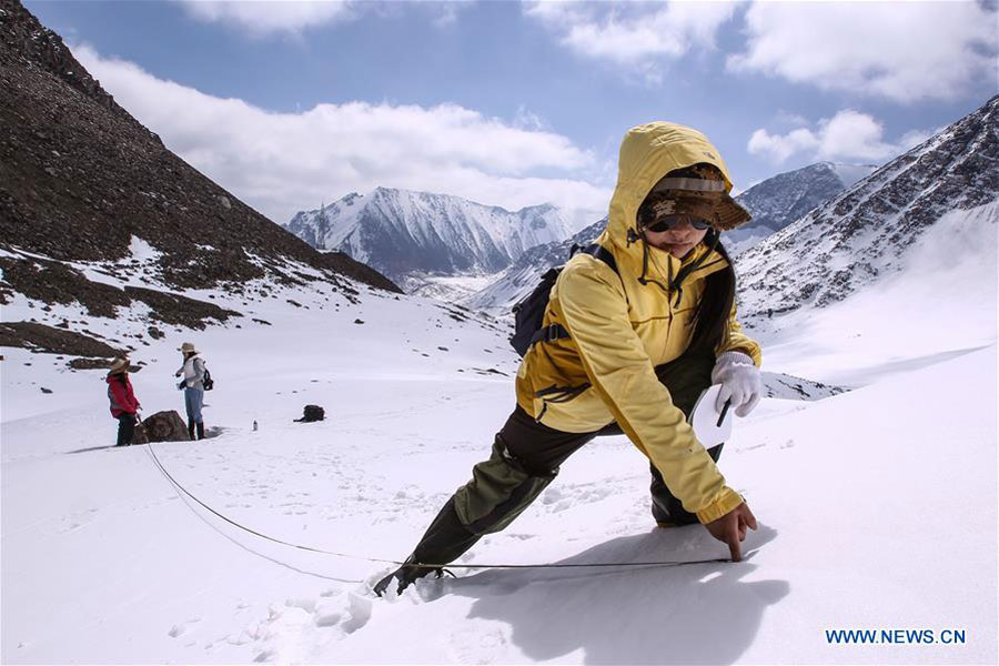 Científicos chinos supervisan la salud del glaciar en Tianshan