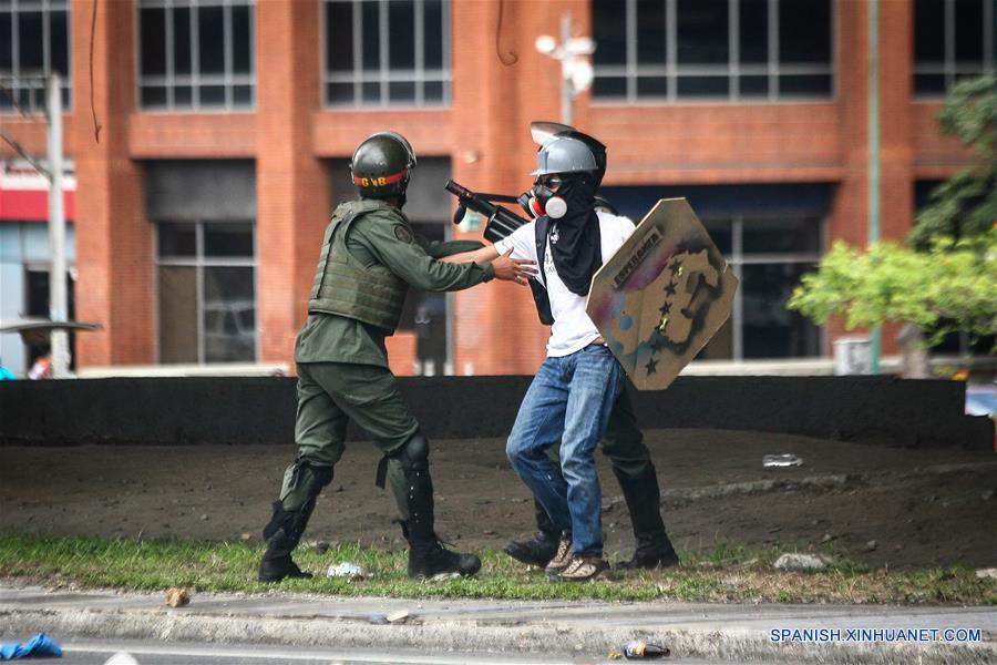 Presidente venezolano responsabiliza a diputado por violencia en protestas