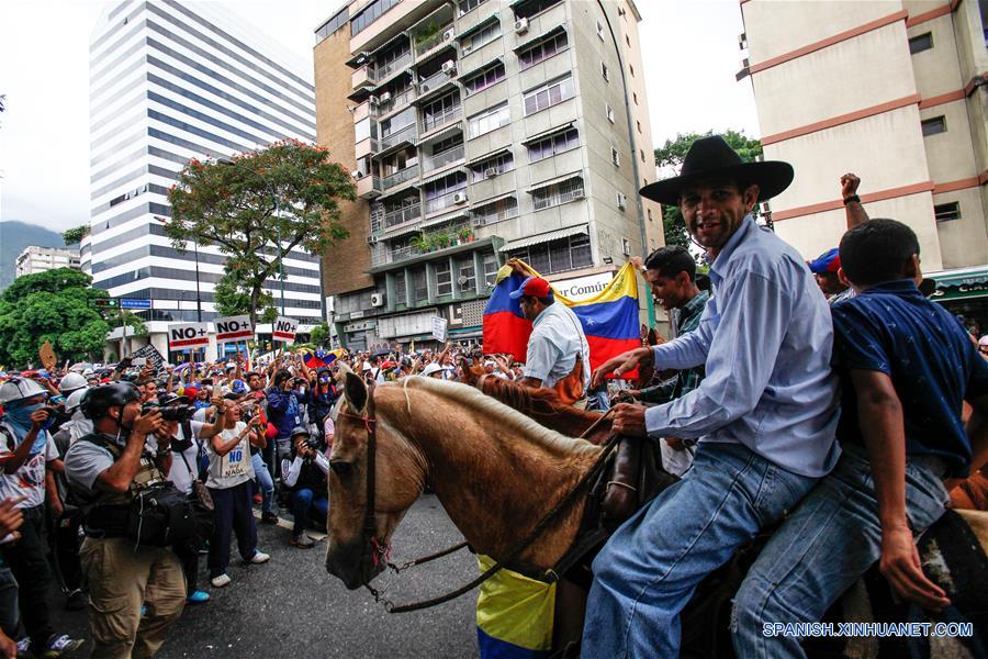 Presidente venezolano responsabiliza a diputado por violencia en protestas