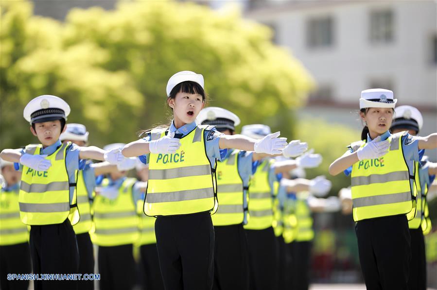 Concurso de ejercicios de ademanes de policía de tránsito en Hohhot