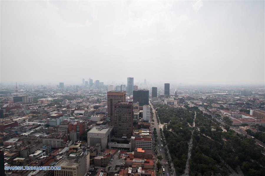 CIUDAD DE MEXICO, mayo 19, 2017 (Xinhua) -- Vista de edificios en medio de esmog en la Ciudad de México, capital de México, el 19 de mayo de 2017. La Comisión Ambiental de la Megalópolis (CAMe) mantendrá para el sábado la contingencia por ozono activada desde el 15 de mayo en la zona metropolitana del Valle de México, luego de que el viernes no cedieron los niveles de contaminación. (Xinhua/Francisco Ca?edo)