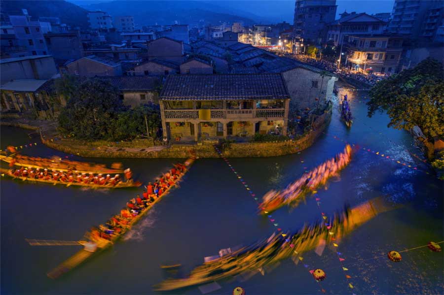 Carrera de botes de dragón en una aldea antigua. Foto de Zhang Yongyan. [Foto proporcionada por photoint.net]