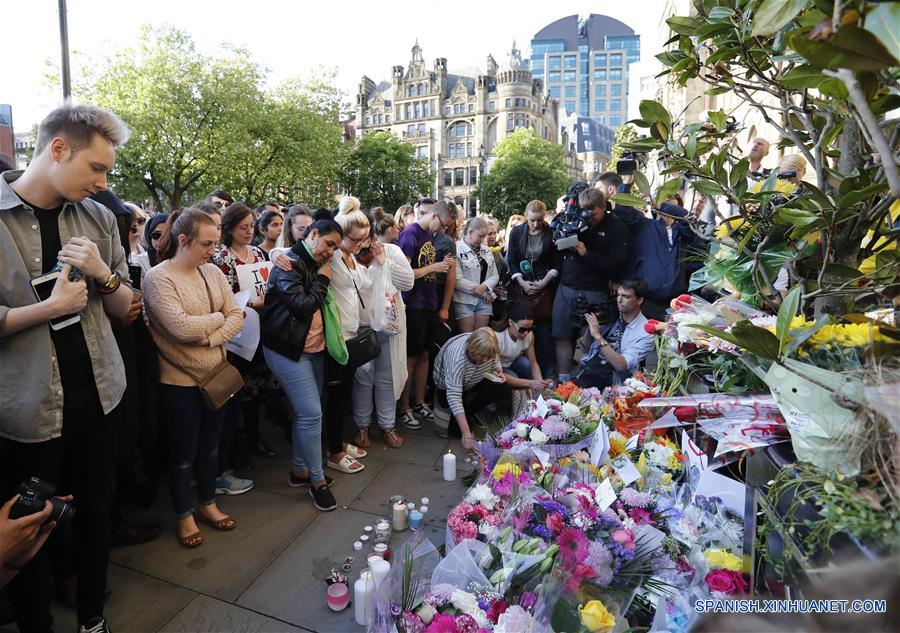 Personas participan en vigilia por víctimas de Manchester