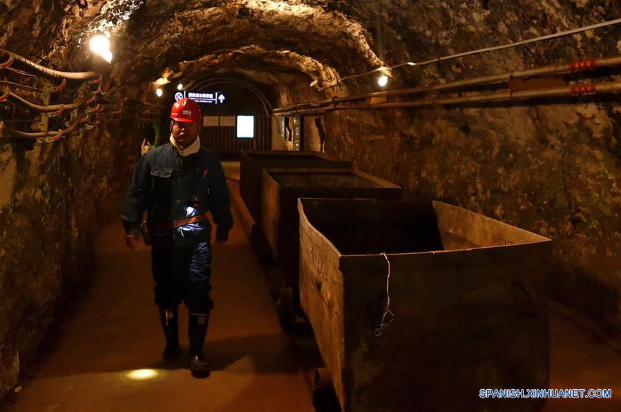 Un turista visita el túnel subterráneo de una mina de carbón abandonada para aprender sobre las experiencias dentro de una mina, en el Parque Minero Nacional de Jinhuagong, en la ciudad de Datong, en la provincia de Shanxi, en el norte de China, el 16 de mayo de 2017. (Xinhua/Cao Yang)