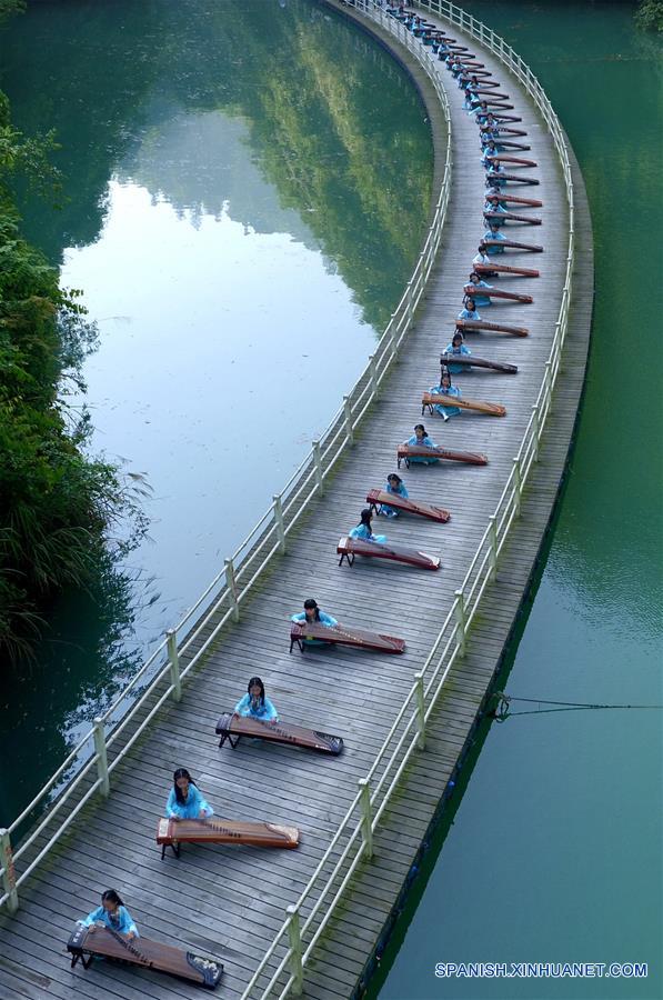 Las ni?as tocando el instrumento tradicional chino "Guzheng" en Hubei