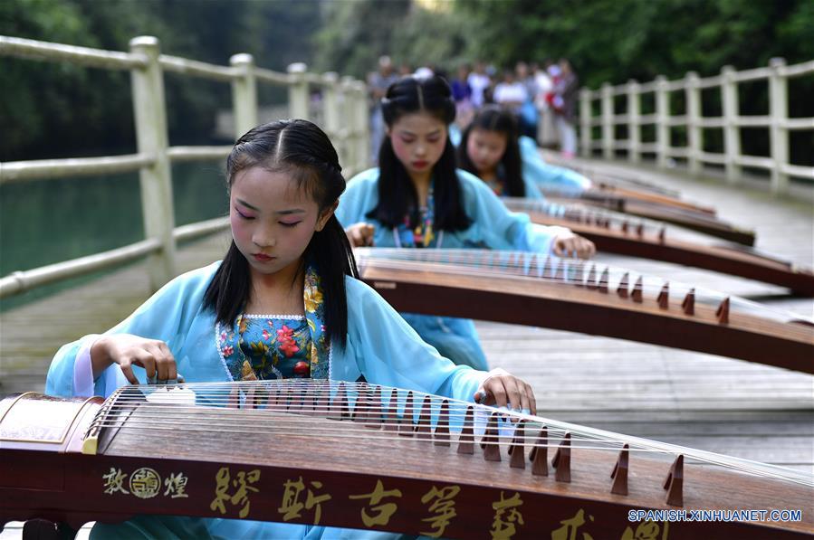 Las ni?as tocando el instrumento tradicional chino "Guzheng" en Hubei 2