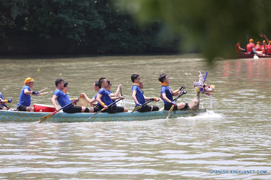 Personas participan en una carrera de bote de dragón durante una ceremoni del Festival Duanwu, en el Parque del Humedal Nacional Xixi, en Hangzhou, capital de la provincia de Zhejiang, en el este de China, el 30 de mayo de 2017. La ceremonia consite en diversas actividades relacionados en el Festival Duanwu o Festival del Bote del Dragón mientras se lleva a cabo la danza del dragón y competencias de bote de dragón. (Xinhua/Zhang Cheng)