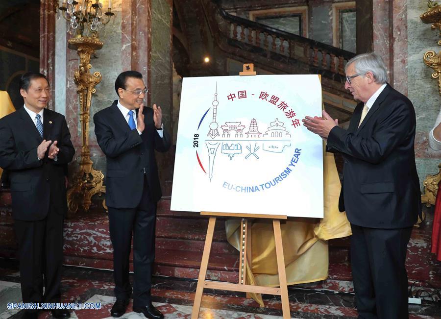 BRUSELAS, junio 2, 2017 (Xinhua) -- El primer ministro de China, Li Keqiang (c), y el presidente de la Comisión Europea, Jean-Claude Juncker (d), revelan el logotipo del a?o de turismo China-Unión Europea (UE) después de la 19 reunión de líderes China-UE en Bruselas, Bélgica, el 2 de junio de 2017. (Xinhua/Liu Weibing)