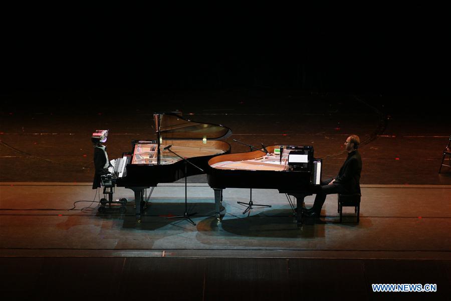 Robot de 53 dedos actúa con un pianista italiano en Tianjin