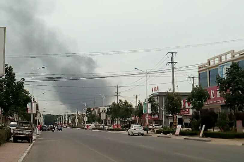 Vista de la calle cerca de un sitio de una explosión en la Zona de Desarrollo Económico de Lingang, en Linyi, en la provincia de Shandong, en el este de China, el 5 de junio de 2017. (Xinhua/Str)