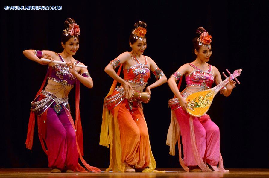 Imagen del 3 de junio de 2017, de artistas chinas participando durante una gala cultural como parte de los festejos para celebrar los 170 a?os de la presencia china en Cuba, en el Teatro Nacional en La Habana, Cuba. (Xinhua/Joaquín Hernández)