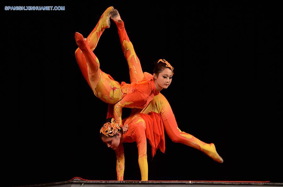 Imagen del 3 de junio de 2017, de artistas chinas participando durante una gala cultural como parte de los festejos para celebrar los 170 a?os de la presencia china en Cuba, en el Teatro Nacional en La Habana, Cuba. (Xinhua/Joaquín Hernández)