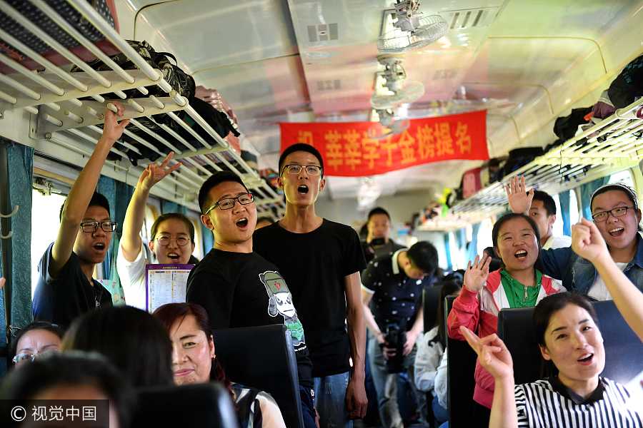 Los estudiantes se despiden desde el tren especial que trasladará a los jóvenes a un centro donde se someterán al examen nacional de ingreso a la universidad, o gaokao, en Oroqen, región autónoma de Mongolia Interior, el 5 de junio de 2017. [Foto / VCG]