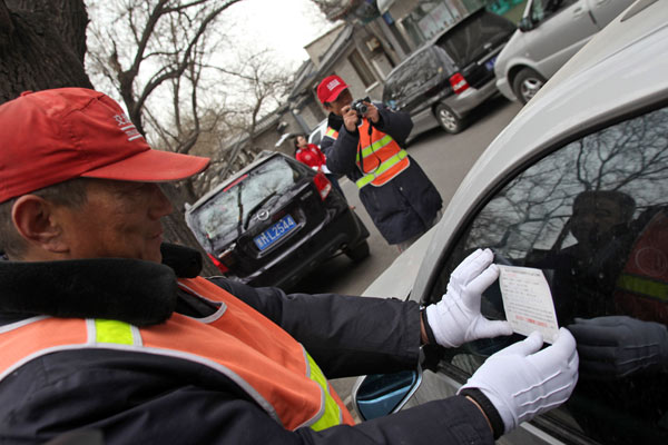 Tarifas de estacionamiento con carga y sin motivos legales violan los derechos