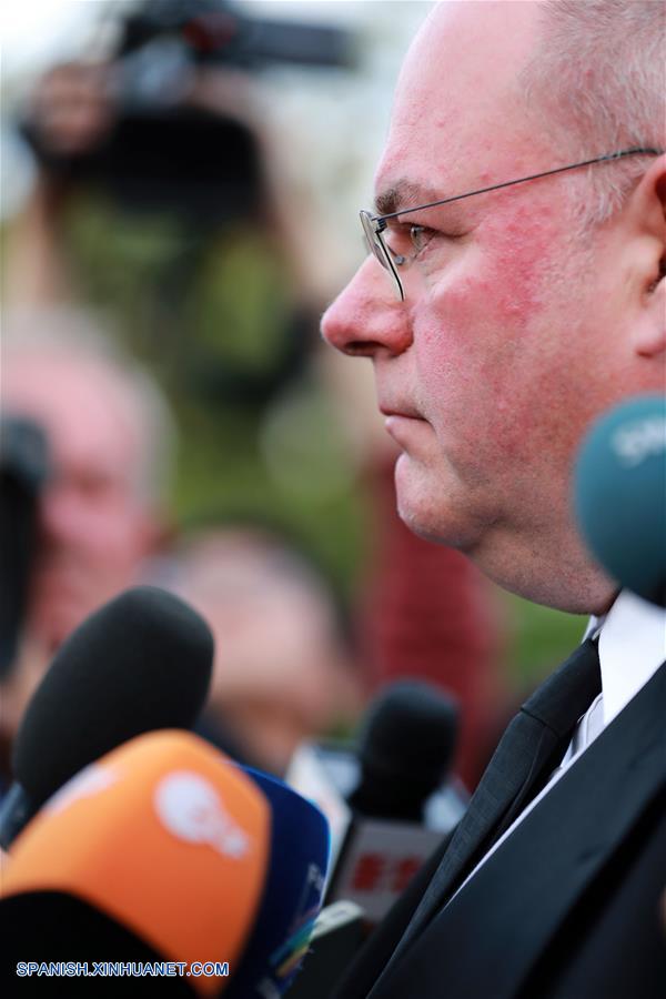 LUDWIGSHAFEN, junio 16, 2017 (Xinhua) -- El hijo del excanciller alemán Helmut Kohl, Walter Kohl, conversa con representantes de los medios de comunicación frente a la casa de su padre en Ludwigshafen, Alemania, el 16 de junio de 2017. El excanciller de Alemania Helmut Kohl falleció el viernes en su casa en Ludwigshafen a la edad de 87 a?os. Kohl fue canciller alemán de 1982 a 1998 y es conocido como el "canciller de la unidad", por su activo plan político para reunir a Alemania occidental y oriental. (Xinhua/Luo Huanhuan)