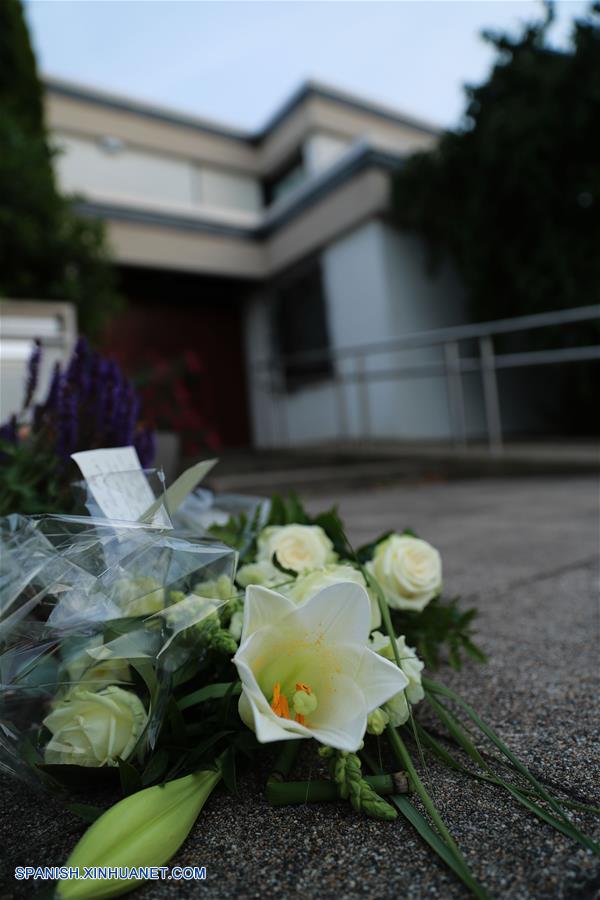 LUDWIGSHAFEN, junio 16, 2017 (Xinhua) -- Flores para recordar al excanciller alemán Helmut Kohl permanecen frente a su casa en Ludwigshafen, Alemania, el 16 de junio de 2017. El excanciller de Alemania Helmut Kohl falleció el viernes en su casa en Ludwigshafen a la edad de 87 a?os. Kohl fue canciller alemán de 1982 a 1998 y es conocido como el "canciller de la unidad", por su activo plan político para reunir a Alemania occidental y oriental. (Xinhua/Luo Huanhuan)