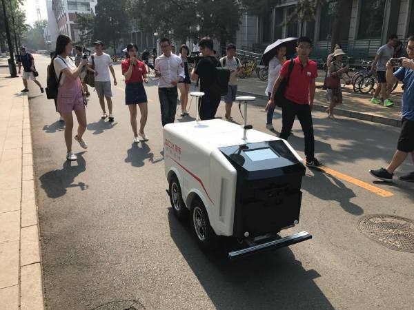 Los primeros robots mensajeros llegan a las calles de China