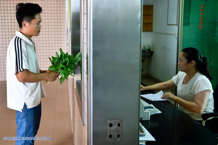 GUANGDONG, junio 18, 2017 (Xinhua) -- Imagen del 13 de junio de 2017, del agricultor Song Rongtian buscando una lista de especificaciones para sus vegetales, en una base de vegetales en Dongguan, en la provincia de Guangdong, en el sur de China. Según las estadísticas de las autoridades locales, más del 85 por ciento de los vegetales, frutas y aves de corral vivas que llegaron desde la parte continental de China a los mercados de Hong Kong, fueron transportados a través del puerto Wenjindu de Shenzhen. (Xinhua/Mao Siqian)