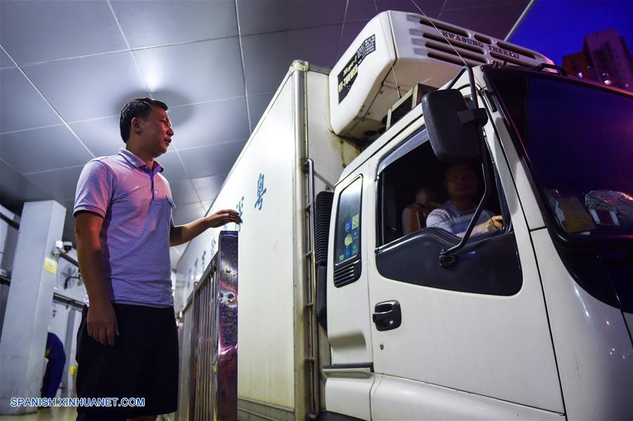 GUANGDONG, junio 18, 2017 (Xinhua) -- Imagen del 16 de junio de 2017, de conductores que transportan vegetales trabajando durante su turno en el puerto de Wenjindu en Shenzhen, en la provincia de Guangdong, en el sur de China. Según las estadísticas de las autoridades locales, más del 85 por ciento de los vegetales, frutas y aves de corral vivas que llegaron desde la parte continental de China a los mercados de Hong Kong, fueron transportados a través del puerto Wenjindu de Shenzhen. (Xinhua/Mao Siqian)