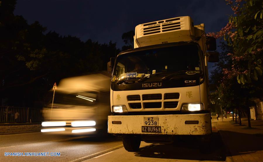 HONG KONG, junio 18, 2017 (Xinhua) -- Imagen del 16 de junio de 2017, de un camión que carga productos vegetales llegando a Hong Kong, en el sur de China. Según las estadísticas de las autoridades locales, más del 85 por ciento de los vegetales, frutas y aves de corral vivas que llegaron desde la parte continental de China a los mercados de Hong Kong, fueron transportados a través del puerto Wenjindu de Shenzhen. (Xinhua/Lui Siu Wai)