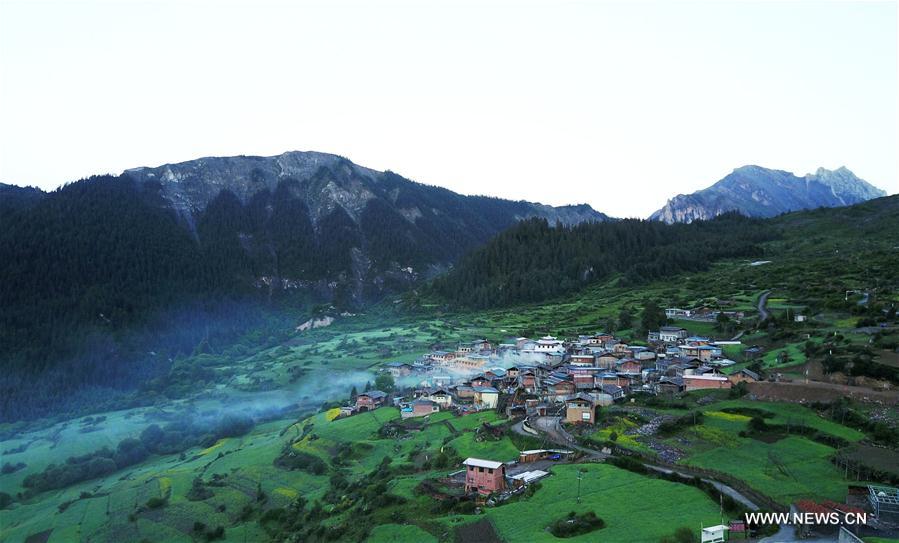 Paisaje de las monta?as Zhagana con pueblos de estilo tibetano