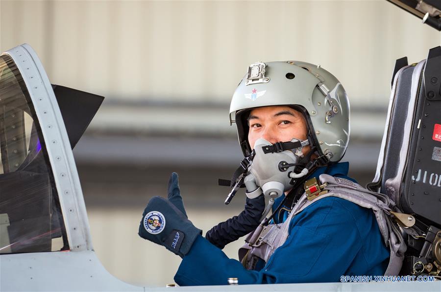 Imagen del 13 de junio de 2017 de un piloto saludando a bordo del avión de combate J-10B de China, durante un entrenamiento de vuelo. La fuerza aérea de China organizará dos competencias del 29 de julio al 12 de agosto como parte de un juego militar internacional, y mandará tropas para participar en otros concursos en el extranjero. El avión de combate J-10B de China participará en la competencia "Aviadarts" de los juegos. (Xinhua/Yang Pan)