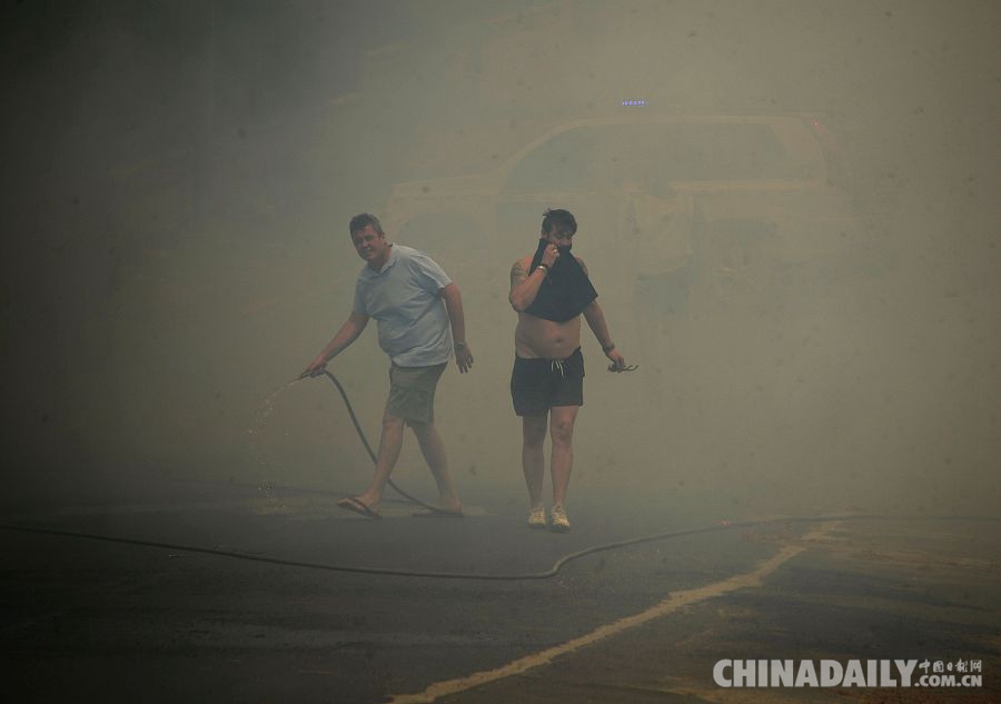 Más de 2.000 evacuados por incendio forestal en sur de Espa?a