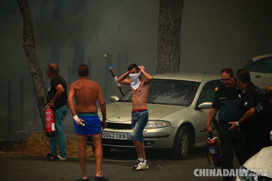 Más de 2.000 evacuados por incendio forestal en sur de Espa?a