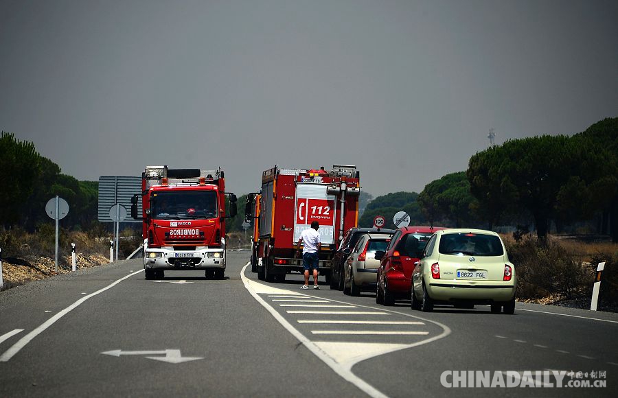 Más de 2.000 evacuados por incendio forestal en sur de Espa?a