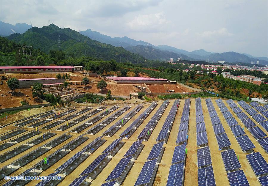 Paneles solares del proyecto de generación de energía fotovoltaica en Luanchuan, Henan